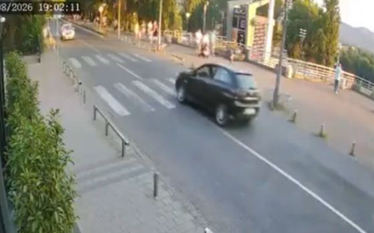 Automobilom pokosio majku sa djecom na trotoaru, petogodišnja djevojčica preminula
