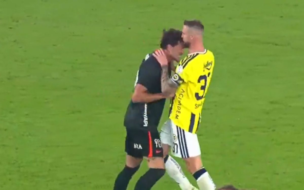 Bešiktaš preokretom srušio Fenerbahče, utakmicu obilježio sukob Vlahovića i Škrinijara