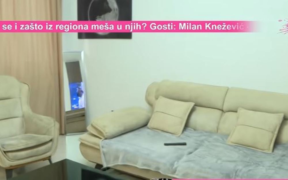 Bora Santana pokazao novi stan: skupe police, prazan frižider i deset dinara na šanku