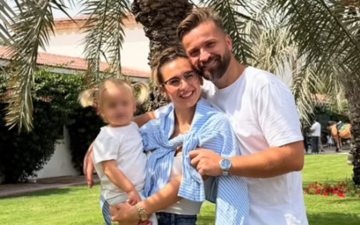 Brat Teodore Džehverović čeka drugo dijete: Adriana objavila da stiže još jedna djevojčica
===SAŽETAK===
Savo Džehverović i Adriana Kadar, koji s kćerkom žive u Dubaiju, otkrili su da čekaju još jedno dijete — djevojčicu.
===TEKST===
<p>Obitelj Džehv