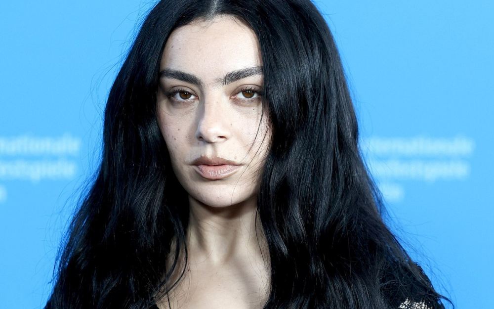 Charli XCX dobija ulogu u Scorseseovom hororu s DiCapriom i Jennifer Lawrence