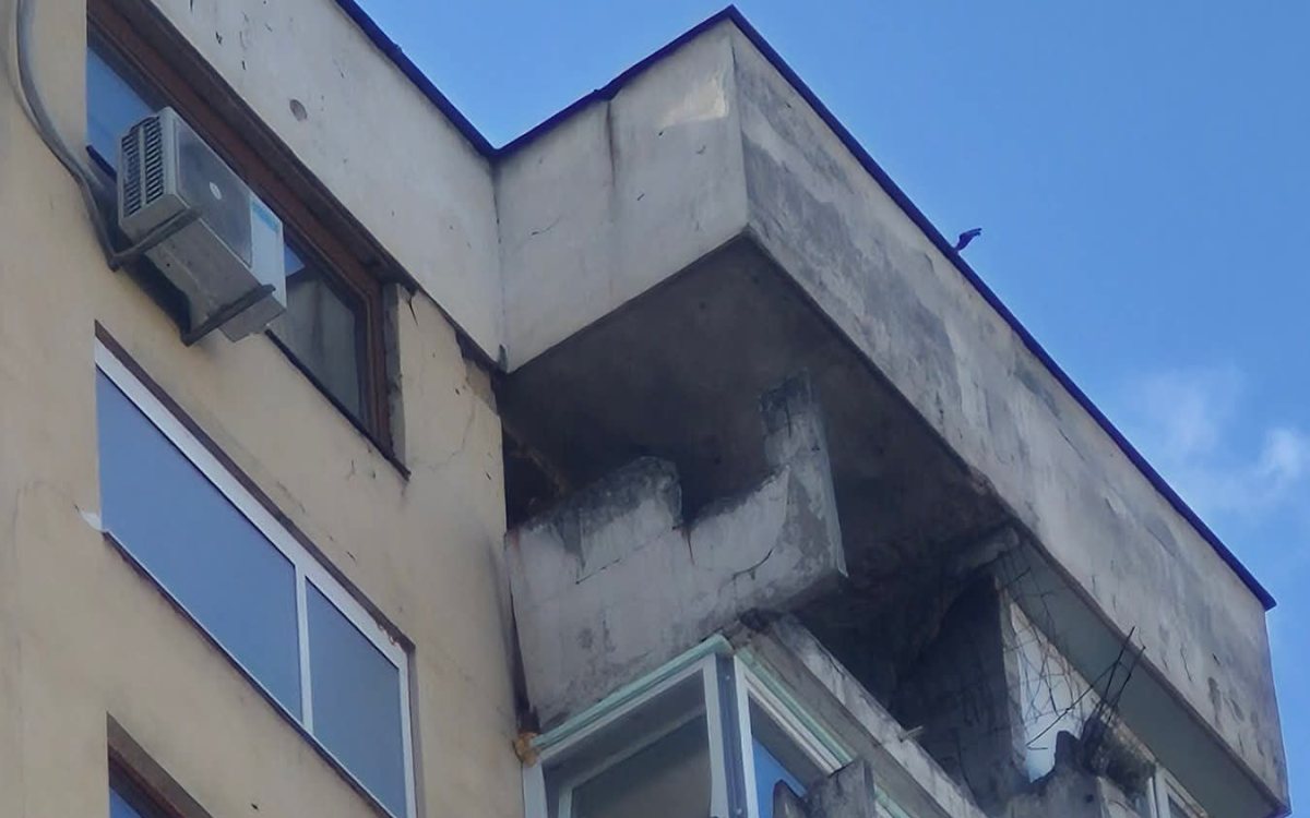 Devastirani balkon na vrhu zgrade godinama prijeti prolaznicima: Samo pukom srećom niko nije stradao