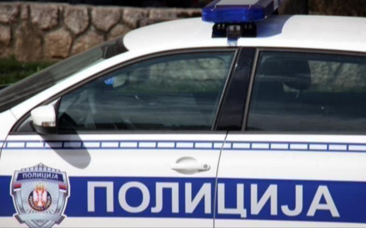 Dijete ostavljeno u užarenom automobilu, prolaznik čuo plač i pozvao pomoć