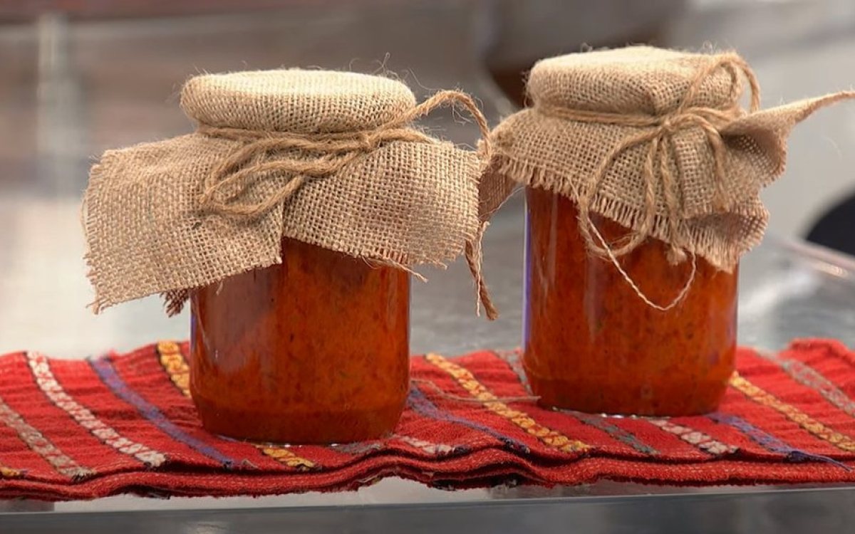 Domaći ili kupovni ajvar: šta se više isplati i koliko stvarno košta tegla
===SAŽETAK===
Usporedba troškova pokazuje da domaći ajvar košta oko 270 do 700 dinara po tegli, dok kupovni stoji od 320 do 650 dinara ili više. Isplativost najviše zavisi od 