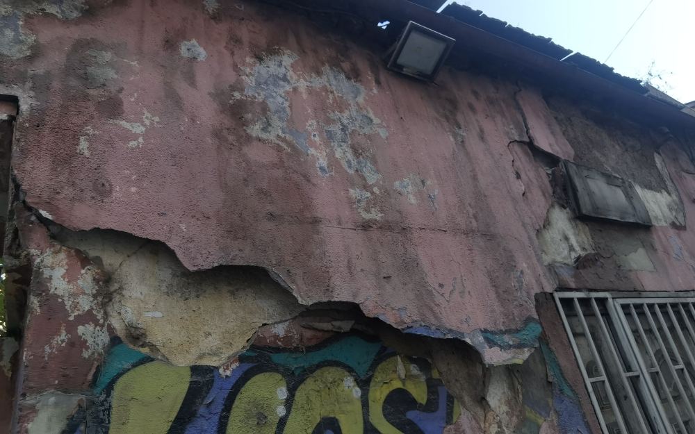 Dotrajale fasade u centru Sarajeva postale opasnost za pješake