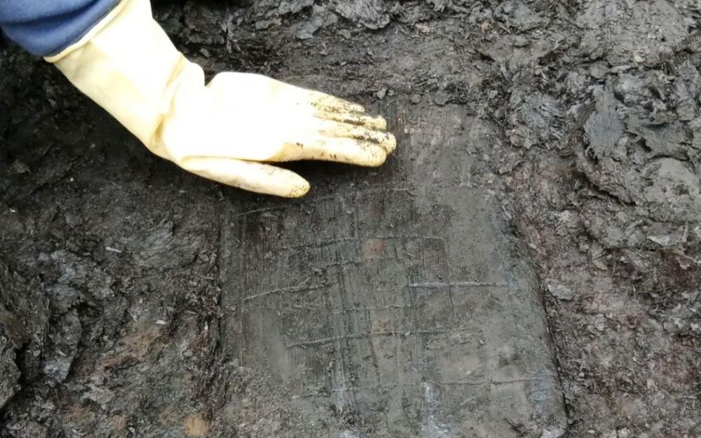Drvena lopata za hljeb iz 11. vijeka krije igru urezanu na poleđini
