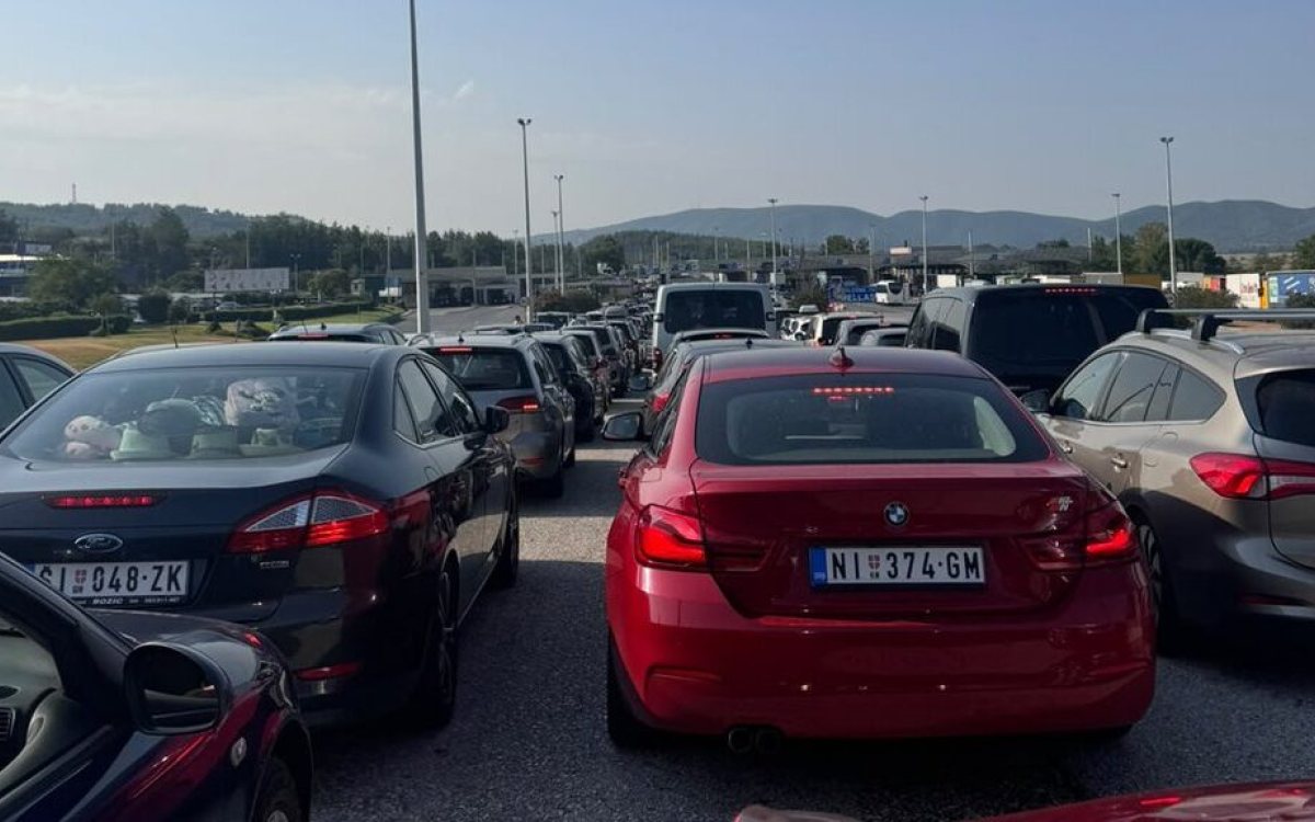Gest solidarnosti na granici s Grčkom: putnici zajedno riješili kvar na automobilu