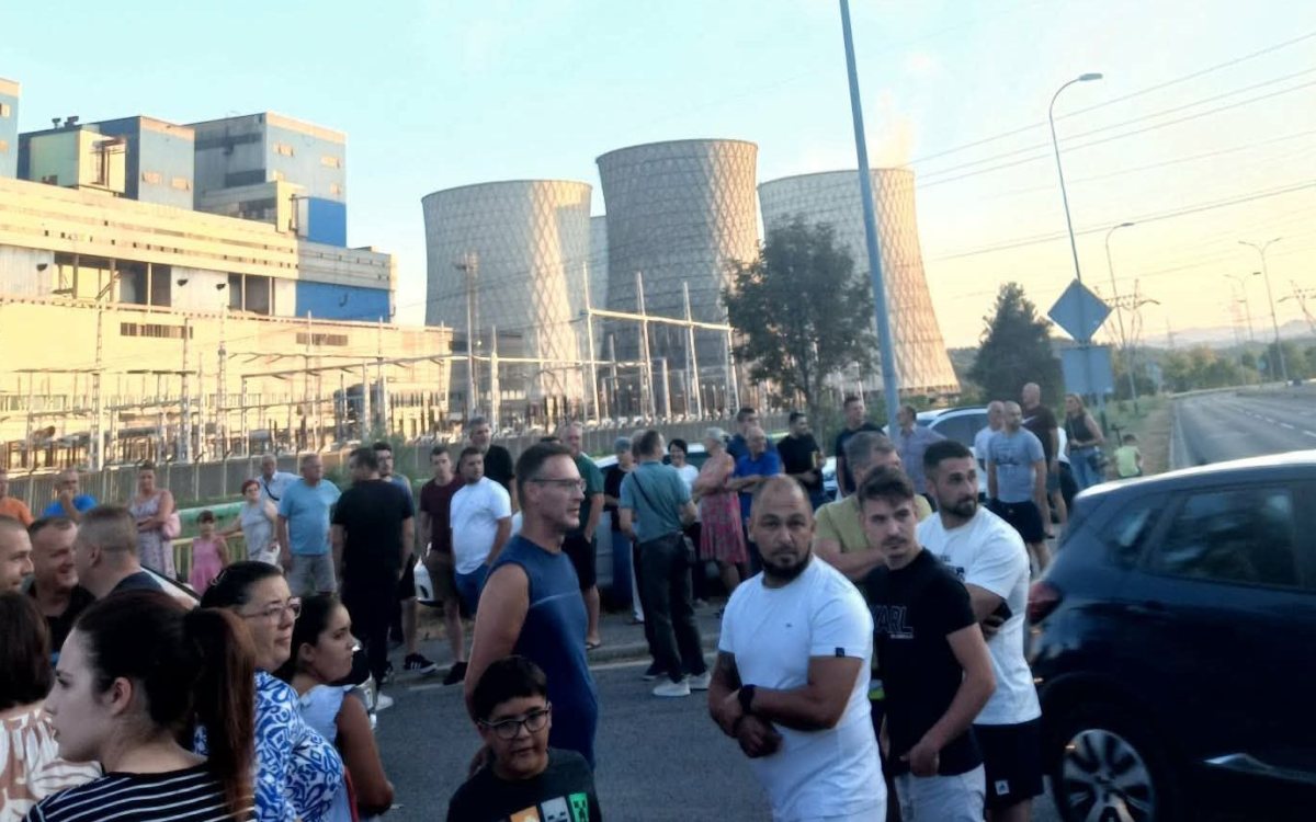Građani se okupili ispred Termoelektrane Tuzla, traže hitnu reakciju zbog gustog crnog dima