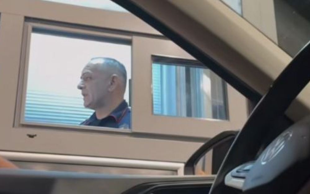 Granični policajac u Crnoj Gori zapjevao tokom provjere dokumenata, snimak postao hit