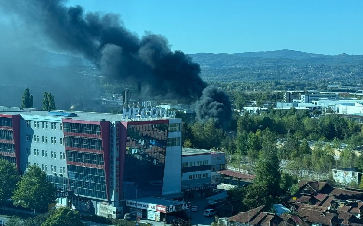 Gusti crni dim nad sarajevskim Stupom: vatrogasci intervenišu na terenu