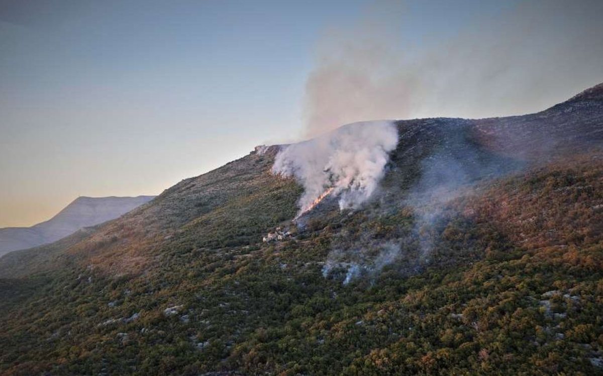 Helikopter Oružanih snaga BiH i danas gasi požare u Trebinju, za dva sata izbačeno 20 tona vode