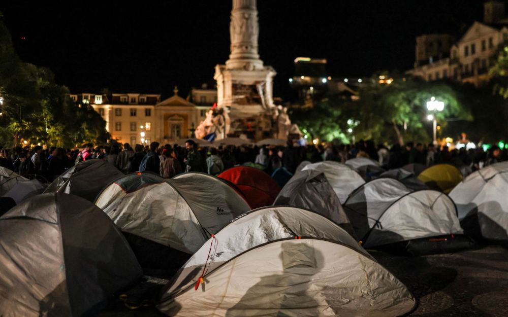 Hiljade prosvjednika vratilo se na trgove u Portugalu nakon policijske odbrane šatorskih naselja