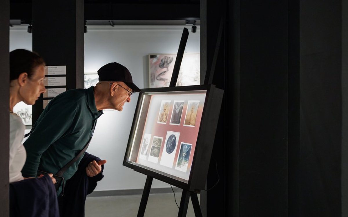 Izložba „Svijet fantastike na papiru" dobila stručni program za posjetioce
===SAŽETAK===
Izložbu „Svijet fantastike na papiru" u beogradskoj Galeriji Kolarčeve zadužbine, koju je za prvih deset dana posjetilo oko 3.000 ljudi, pratit će tri stručna vo