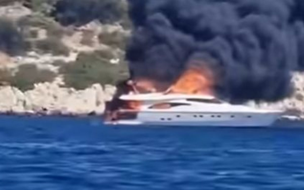 Jahta u plamenu kod Čiova, vatrogasci istovremeno gase vatru i kod otoka Hvara