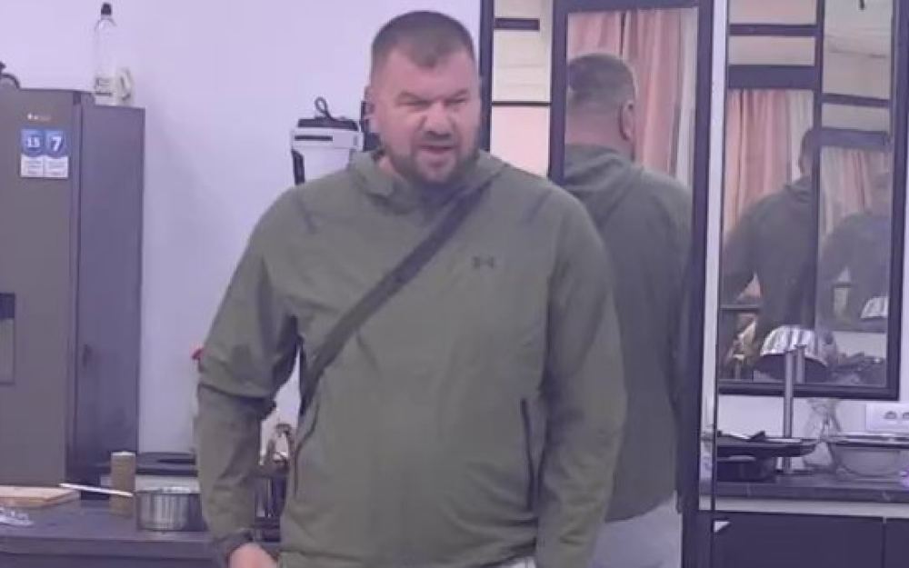 Janjuš tvrdi da je prvi put u životu zaljubljen, Mića mu poručuje da to samo misli