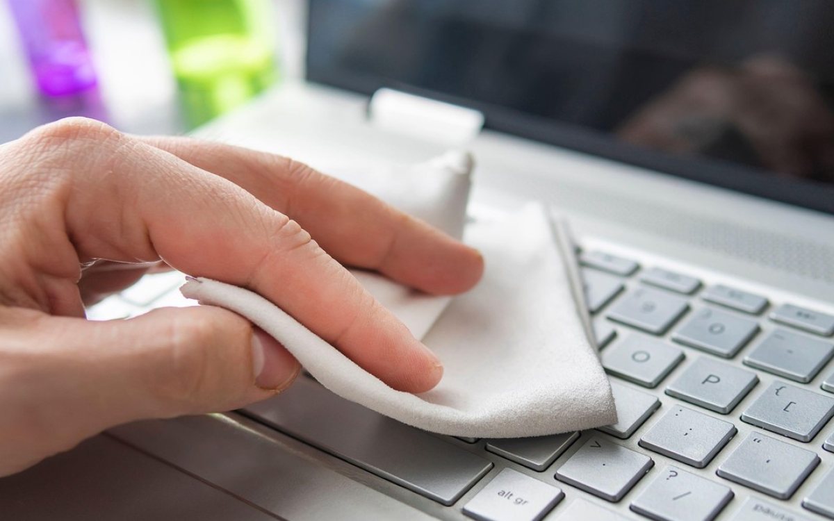 Kako očistiti tastaturu laptopa za samo par minuta