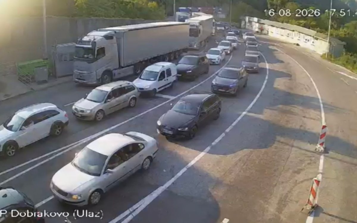 Kilometarske kolone na graničnim prelazima Dobrakovo i Gostun