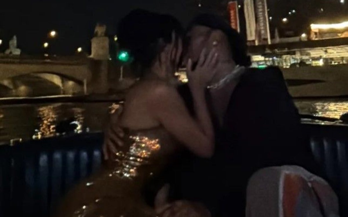 Kim Kardašijan objavila fotografiju poljupca s Luisom Hamiltonom tokom noćne vožnje Parizom