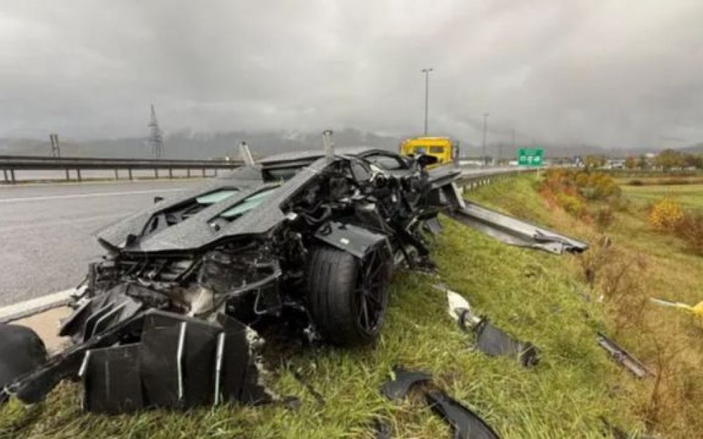 Lamborghini Aventador završio u ogradi autoputa A1, za volanom 24-godišnji Slovenac