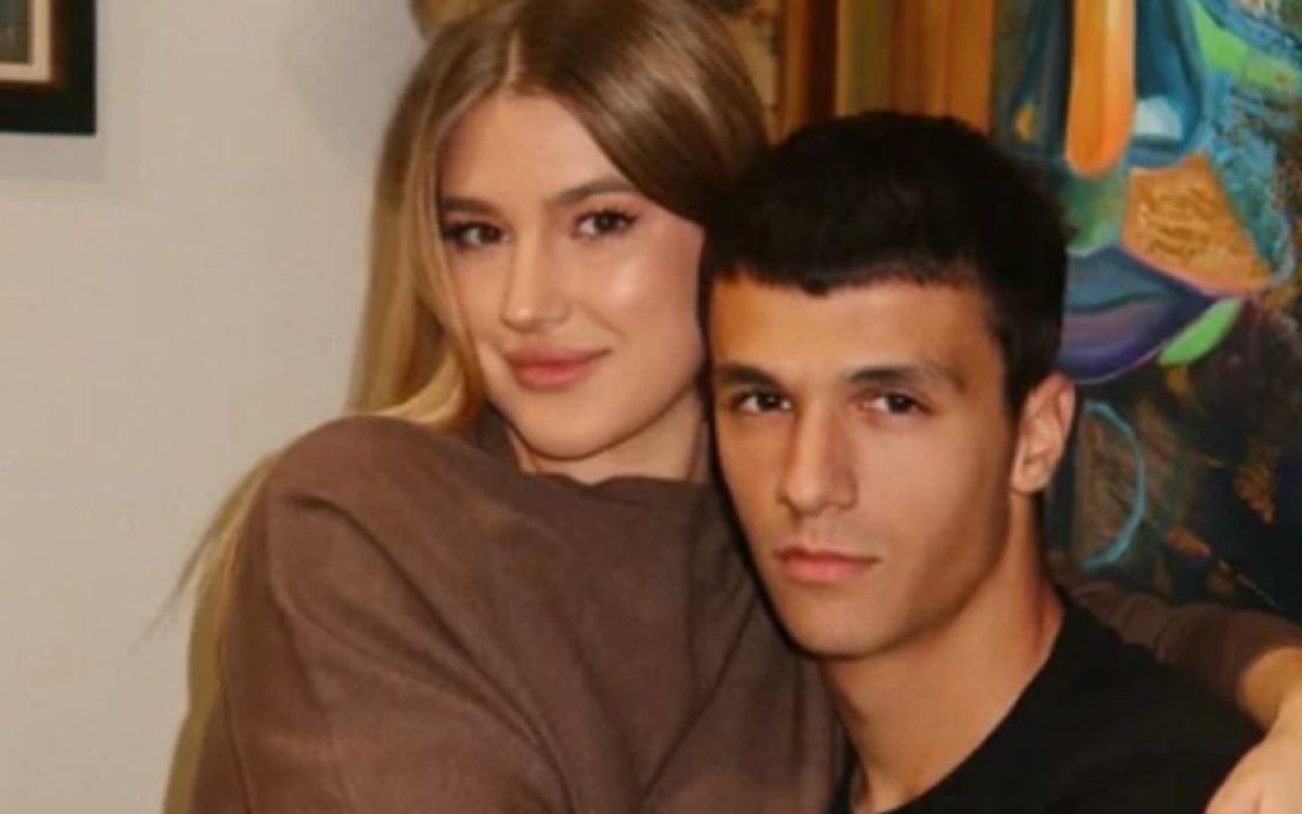 Lena Tržan bodrila dječka Vukašina Jovanovića na meču Partizana, pa ga poljubila preko ograde