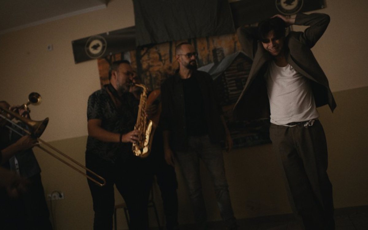 Marko Luis objavio spot za pjesmu "Zahmet", a snimanje je mjesecima odgađao zbog zdravstvenih problema
===SAŽETAK===
Pjevač Marko Luis predstavio je spot za pjesmu "Zahmet" s albuma "25", u kojem glavnu ulogu tumači glumac Marko Janketić. Snimanje je