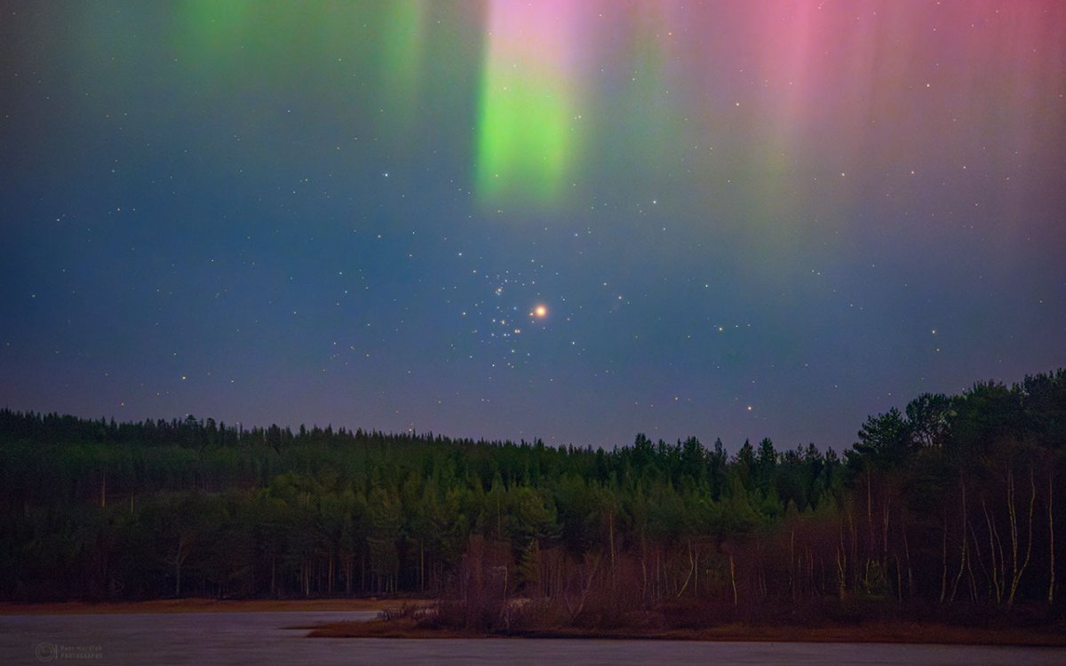 Mars i jato mladih zvijezda ispod polarne svjetlosti nad Švedskom