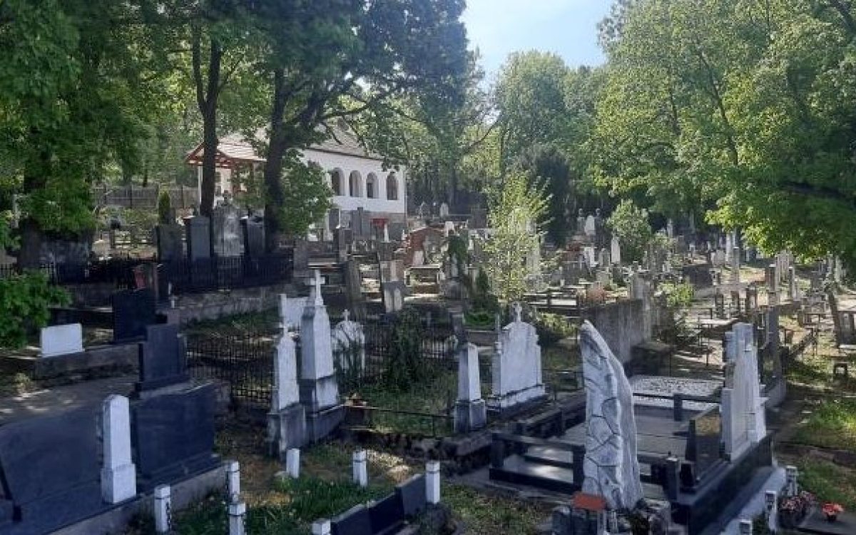 Miholjske zadušnice: Šta crkva kaže o običajima i kako se moliti za preminule kod kuće