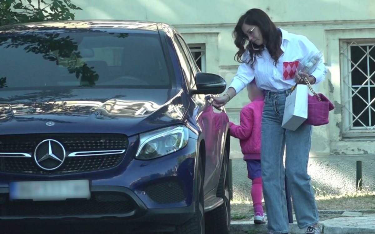 Mirka Vasiljević posvećena porodici i poslu: nakon rođendana ćerke slikana sama s poklonima