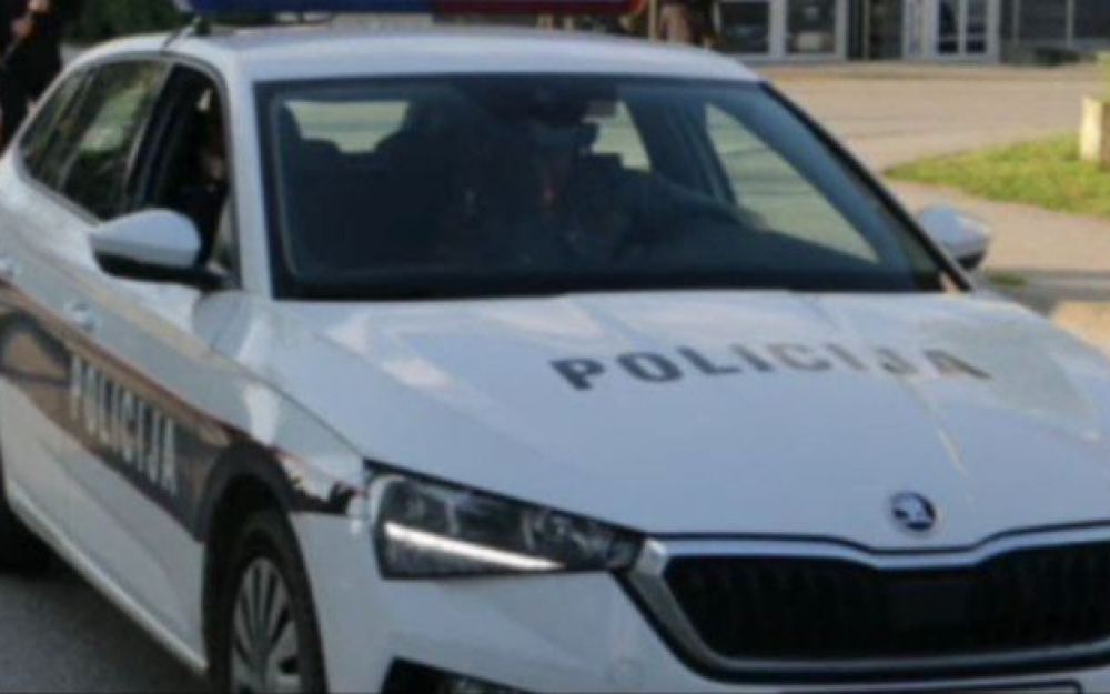 Muškarac (2003) teško se povrijedio skokom s trećeg sprata tokom policijskog pretresa u Živinicama