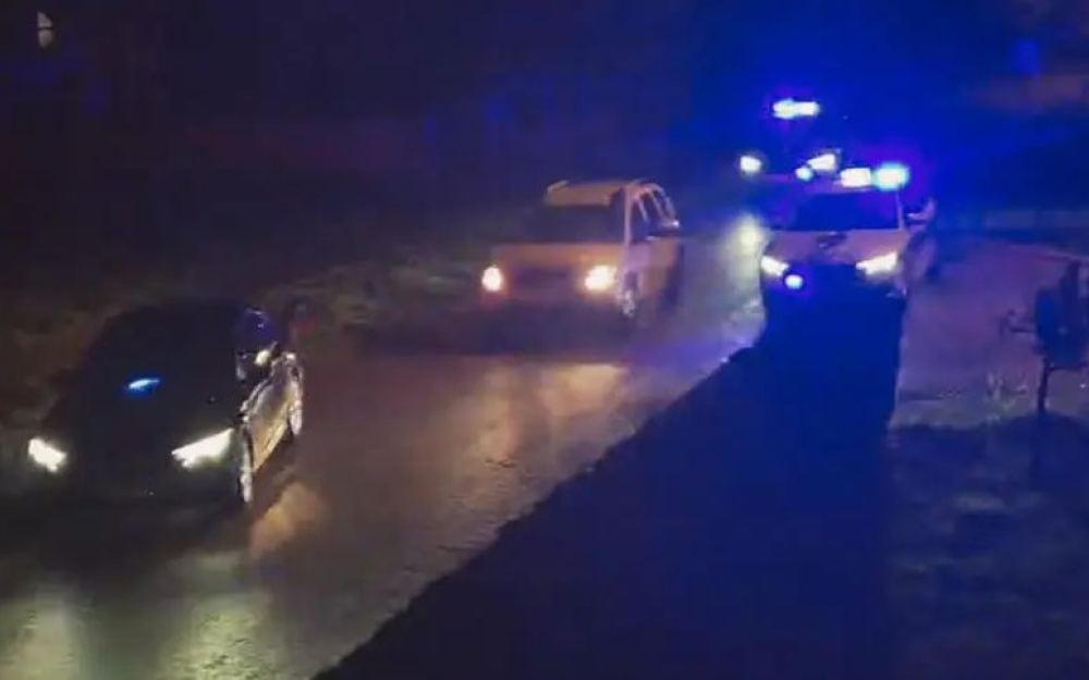 Muškarac kod Slavonskog Broda se polio benzinom nakon potjere policijom i prijeti da će se zapaliti