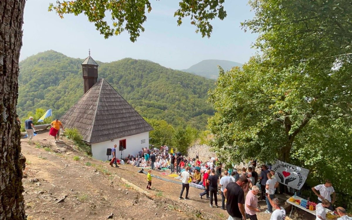 Na Kušlatu kod Zvornika klanjan džuma-namaz uz prisustvo velikog broja vjernika
