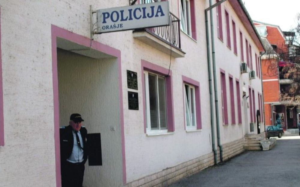 Na parkingu u Orašju pronađena cigareta sa sumnjom na marihuanu