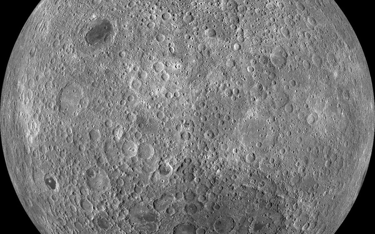 NASA je objavila detaljnu mozaik-sliku tamne strane Mjeseca
===SAŽETAK===
Fotografija dana američke svemirske agencije NASA prikazuje Mjesičevu dalju stranu, snimljenu sondom Lunar Reconnaissance Orbiter u okviru mozaika od više od 15.000 slika.
===T