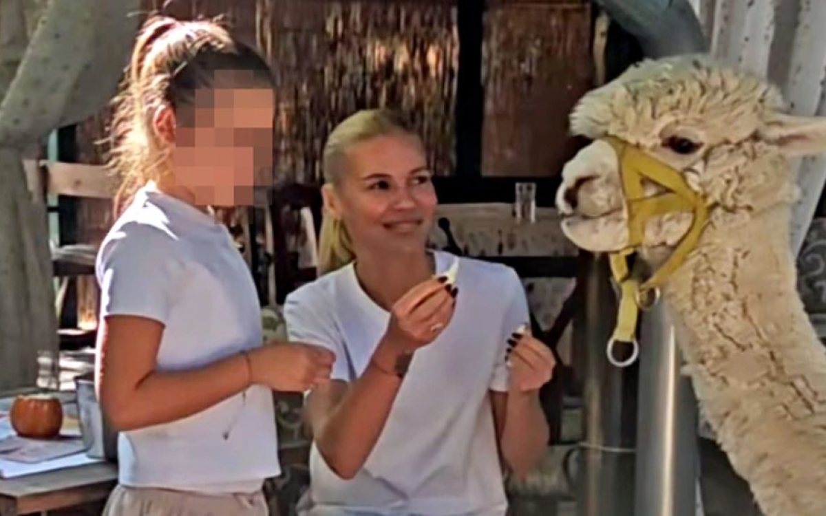 Nataša Bekvalac sa ćerkom Katjom hranila životinju iz ruke: snimak raznežio obožavaoce
