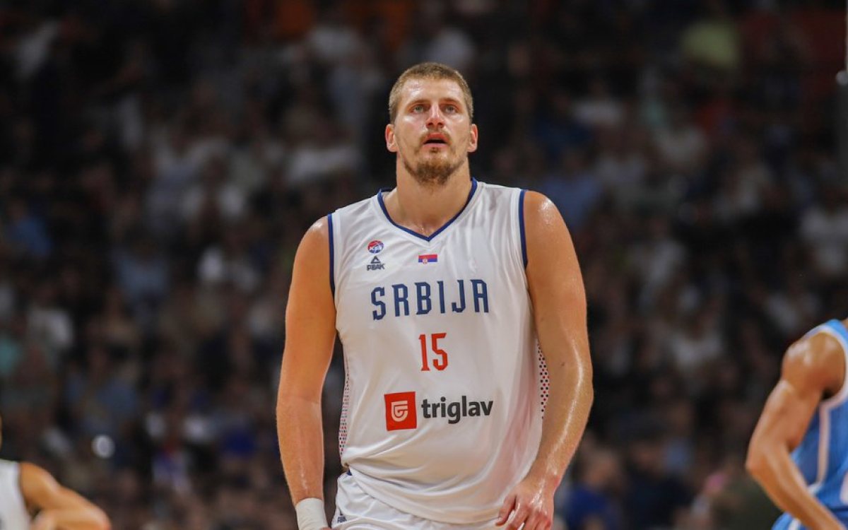 Nikola Jokić već u pripremama oduševljava potezima koji ostavljaju bez teksta
===SAŽETAK===
Snimak sa treninga Denver Nagetsa pokazao je da Nikola Jokić i tokom priprema ne odustaje od neobičnih poteza, a srpski centar iza sebe ima sezonu sa prosečni