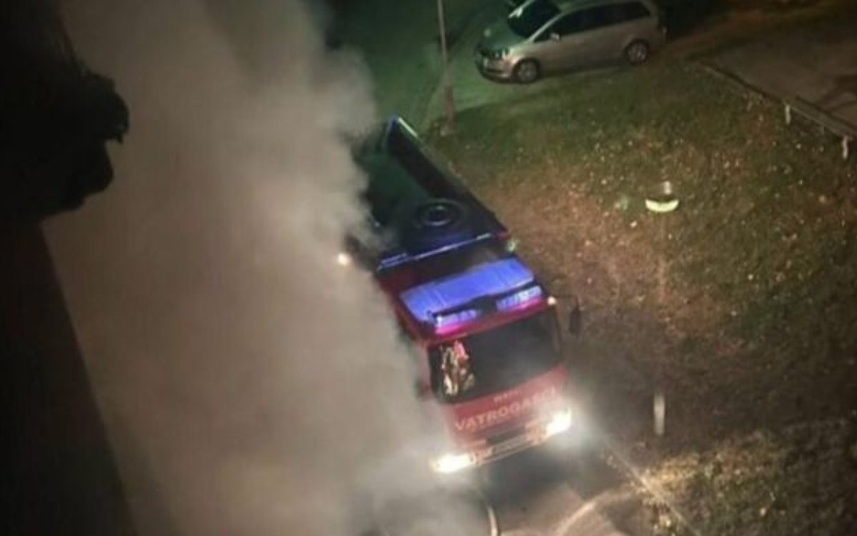 Noćas izbio požar u prizemlju stambene zgrade u naselju Saraj Polje