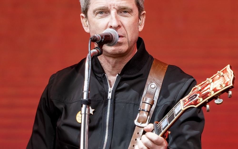 Noel Gallagher gost Amelije Dimoldenberg u oproštajnoj sezoni "Chicken Shop Datea"