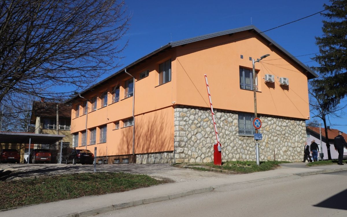 Osumnjičenom za trgovinu drogom u Živinicama određen jednomjesečni pritvor
===SAŽETAK===
Sudija za prethodni postupak Općinskog suda u Živinicama odredio je jednomjesečni pritvor osumnjičenom B.A., na prijedlog Kantonalnog tužilaštva Tuzlanskog kanto