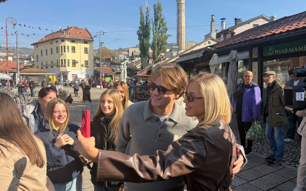 Pjevač Jakov Jozinović oduševio najmlađe fanove na Baščaršiji, u novembru nastupa u Skenderiji