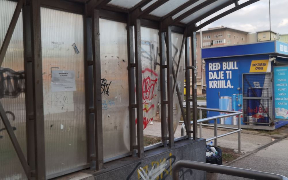 Pothodnik na Stupskoj petlji zapušten uprkos milionskoj obnovi