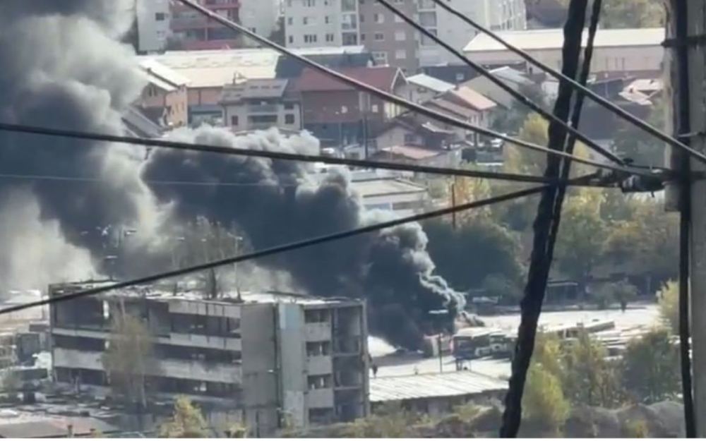 Požar autobusa u krugu Centrotransa na Stupu, vatrogasci na terenu