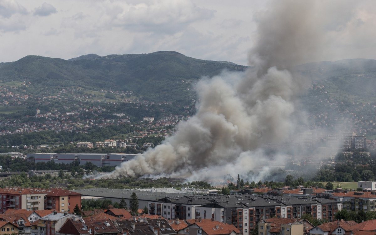 Požar na Hrasničkom polju, vatrogasci na terenu
