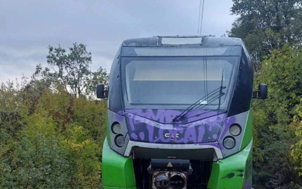 Putnički voz naletio na odron u Šobajićima, četiri osovine iskliznule iz šina