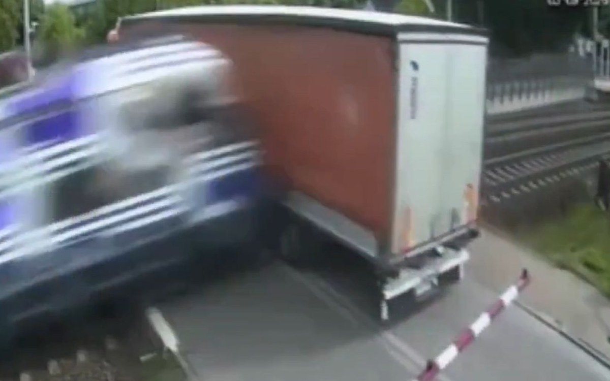 Putnički voz udario u kamion iz BiH na pružnom prijelazu u Gdanjsku