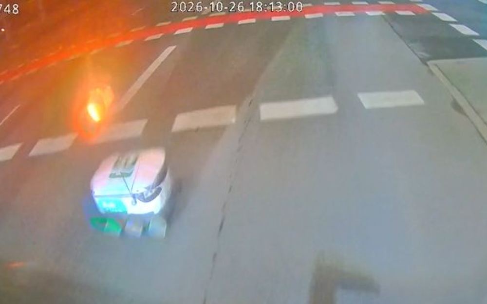 Robot dostavljač prešao na crveno svjetlo, povrijeđeno devet putnika u autobusu