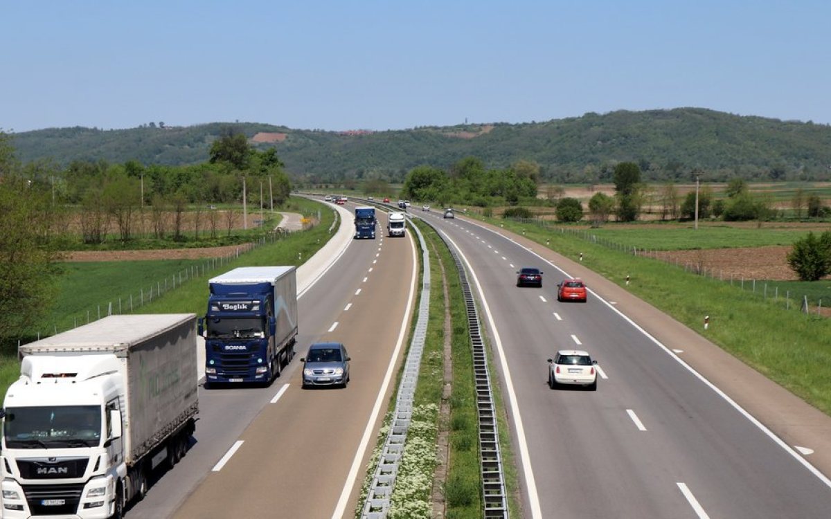 Saobraćajna nezgoda na autoputu između Malog Požarevca i Vrčina, saobraćaj usporen