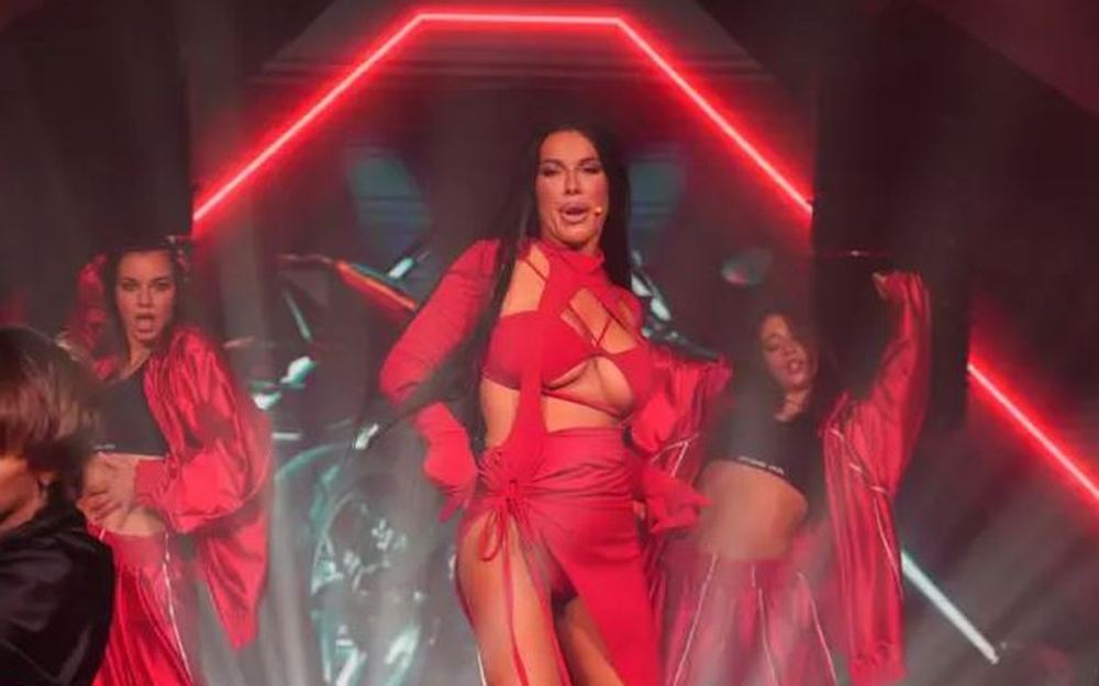 Seka Aleksić promovirala album "Femme Fatale" u provokativnoj crvenoj haljini