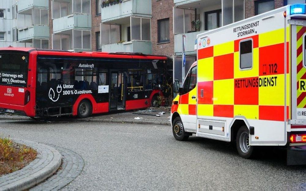 Školski autobus s 20 djece udario u kuću u Bad Oldesloeu, vozač zarobljen