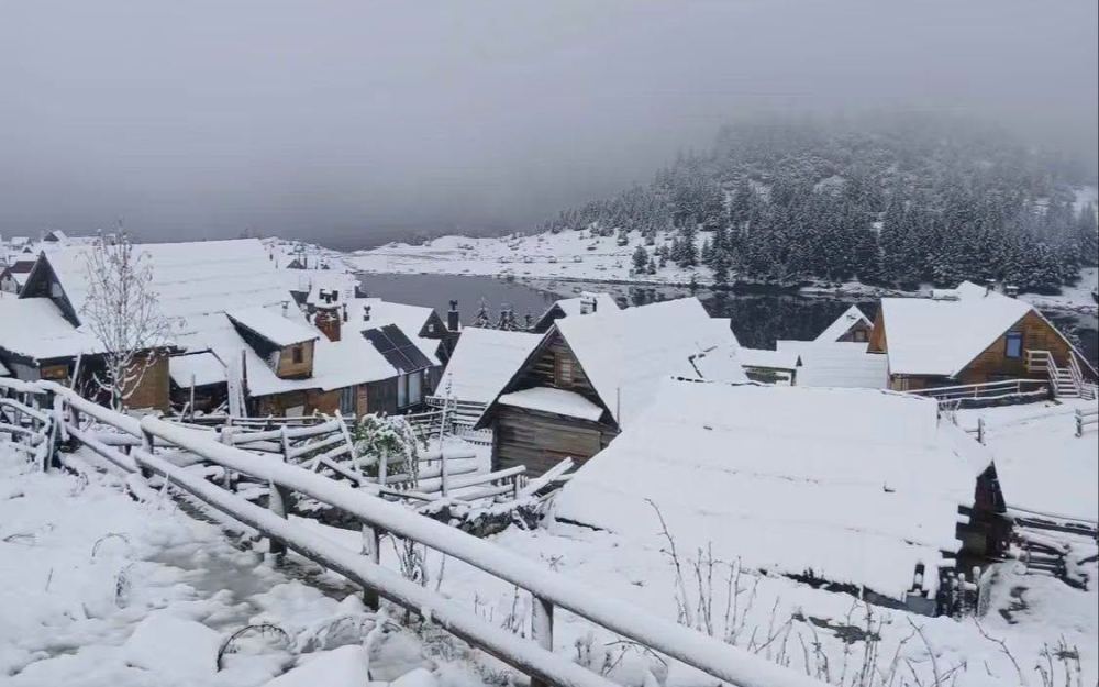 Snijeg zabijelio Prokoško jezero na Vranici