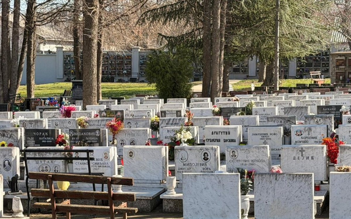 Spomenik sa prasećem na groblju kod Smederevske Palanke zbunio javnost